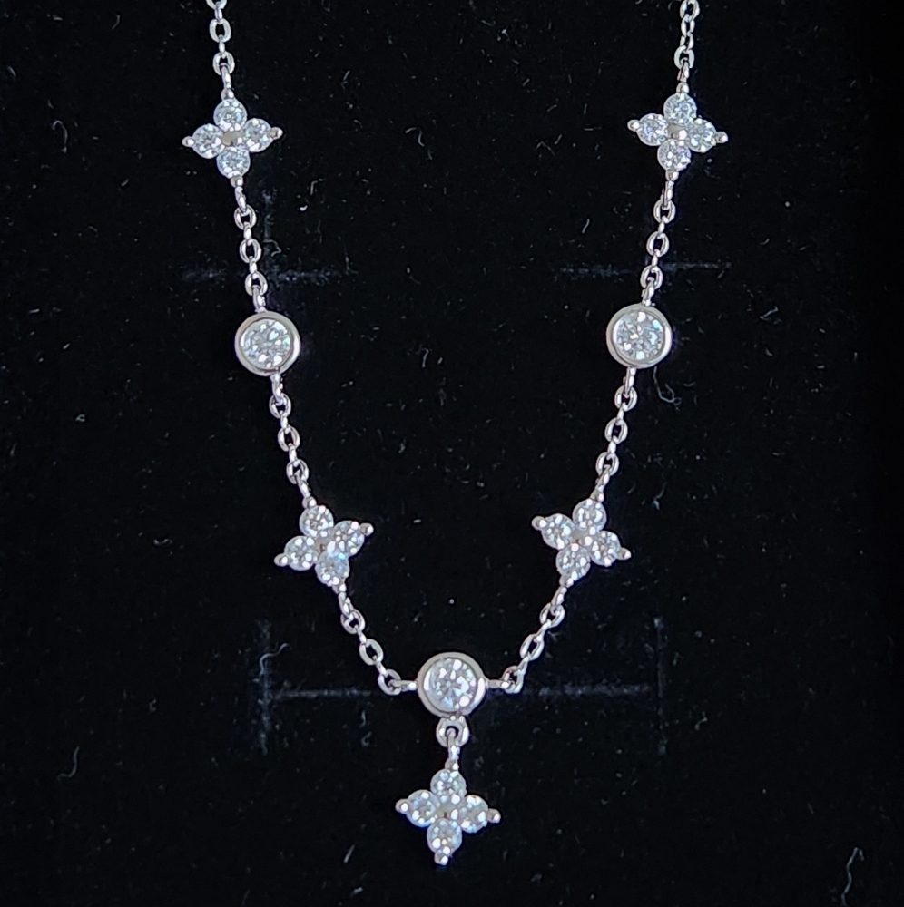 Beautiful Clover Design Moissanite Diamond Bracelet